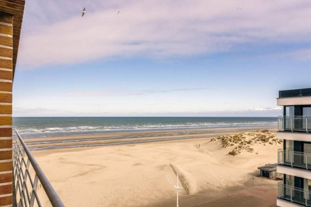 Appartment With Frontal Sea View With 3 Bedrooms Koksijde Exteriör bild