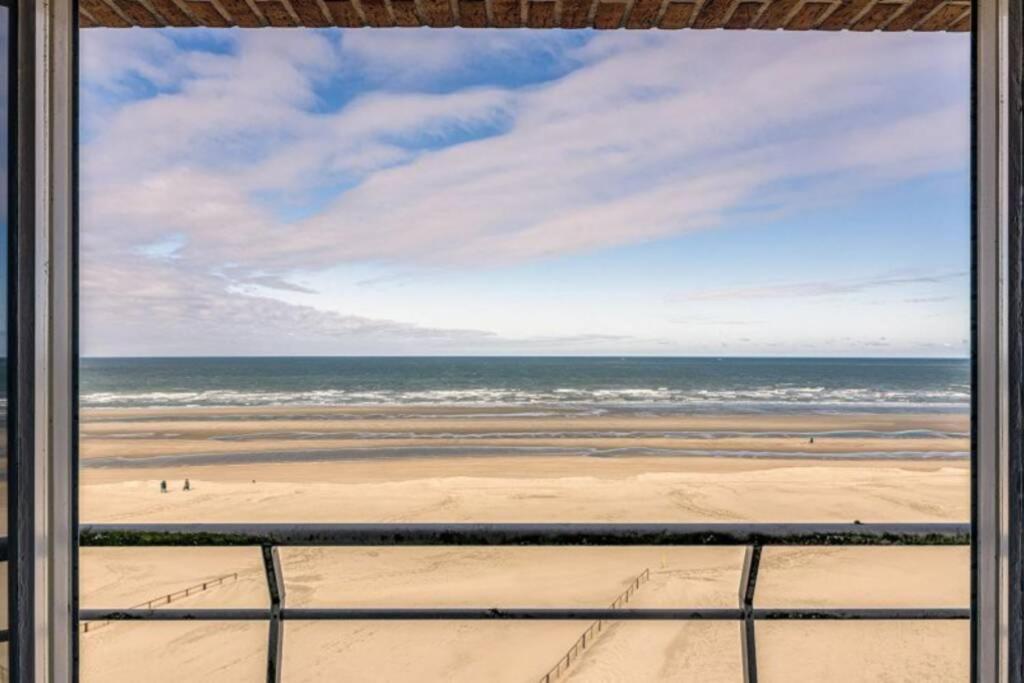 Appartment With Frontal Sea View With 3 Bedrooms Koksijde Exteriör bild