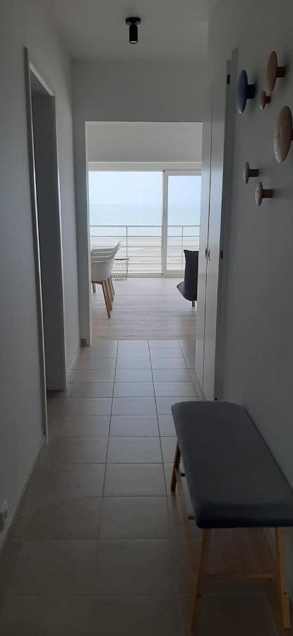 Appartment With Frontal Sea View With 3 Bedrooms Koksijde Exteriör bild